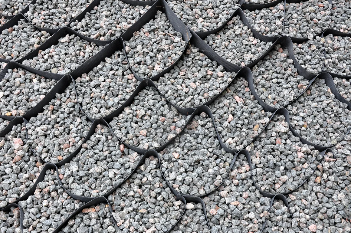 Kieselsteine in Wabenform